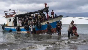 Rohingya-Flüchtlinge von einem Holzboot gerettet