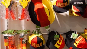 „Beau Jeu“, Trillerpfeifen und T-Shirts