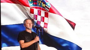 Weiße Weste, schwarzes Hemd