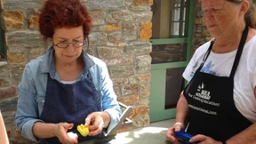 Sie schnippeln, hacken, rollen, sie essen, trinken und lachen