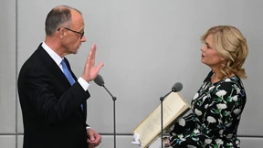 Kanzler Merz liegt in Fesseln