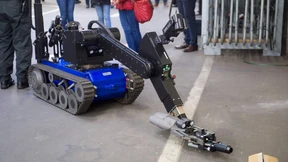 Mit ferngelenktem Wasserwerfer gegen Bomben