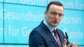 Spahn für mindestens 14 Euro Stundenlohn