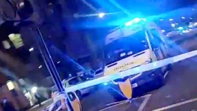 Auto fährt in London in Polizeiwache