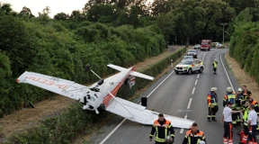 Leichtflugzeug stürzt in Großostheim auf eine Straße