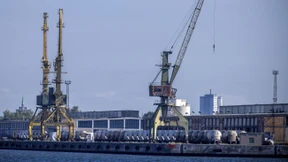 Unbekannte mähen 30 mal 30 Meter großes Hakenkreuz in Rasenfläche