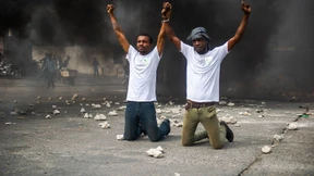 Brennende Barrikaden und Proteste