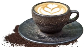 Heißen Kaffee aus kaltem Kaffee trinken