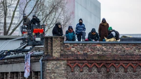 Besetzer harren auf Dach der ehemaligen Dondorf-Druckerei aus