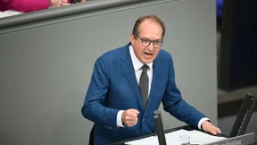 Selbst in der CSU irritiert Dobrindt