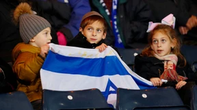 Israels Nationalelf leiht Einlaufkindern wärmende Jacken