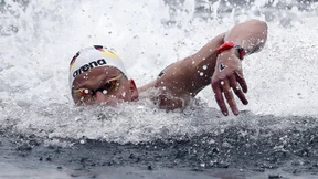 Der Schlussschwimmer schlägt einen Olympiasieger