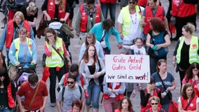 Tausende Erzieherinnen legen Arbeit nieder