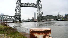 Rotterdam streitet über möglichen Brücken-Abbau für Bezos-Jacht