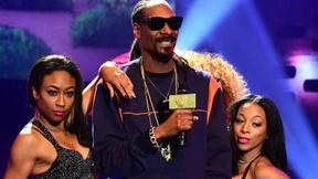 Aus dem Background winkt Snoop Dogg