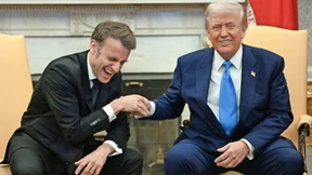 Hau ihm einfach aufs Knie und mach einen auf bester Kumpel