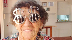 Oma kickt die derbsten Styles