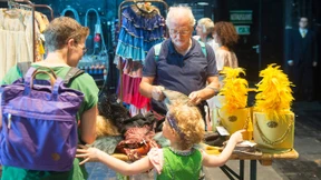 Rosa Hüte und goldene Gewänder