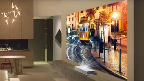 An die Wand geworfen