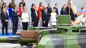 Kanzlerin Merkel wohnt Militärparade bei