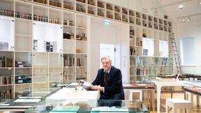 Buchkunst mit Holzlettern und Gänsekielen