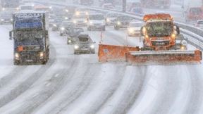 Mehrere Dörfer und Gemeinden in Bayern eingeschneit