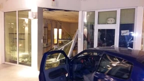 Einbrecher fahren mit Auto in Juweliergeschäft