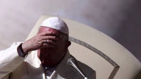 Der brave Papst, der unter Tunten lebt?