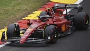 Carlos Sainz profitiert von Strafenfestival in Spa