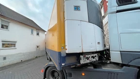 Lkw steckt zwischen Häusern in hessischem Ort fest