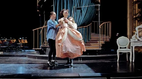 Starke Frau mit großer Klappe