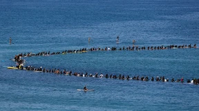 Surfer protestieren im Kreis