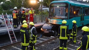 Frau fährt auf Gleise und wird getötet