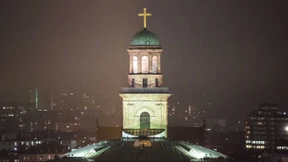 Auch die Kirchenbank wuchert mit irdischen Schätzen 