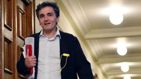 Der Mann mit Stofftasche und Che-Guevara-Plakat