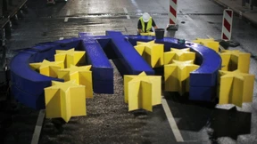 Euro-Skulptur am Flughafen abgebaut und eingelagert