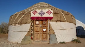 Blauer Tee, weißes Land