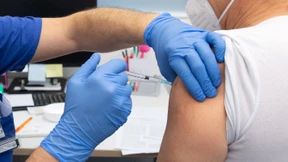 Arzt soll Hunderten Menschen Kochsalzlösung gespritzt haben