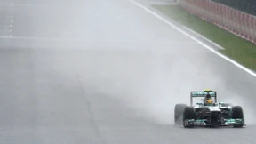 Der Regen spült Hamilton nach vorne