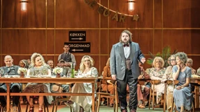 Als die Bombe platzt, setzt man die Heiterkeit unverdrossen fort