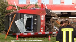 Regionalexpress prallt an Bahnübergang auf Auto