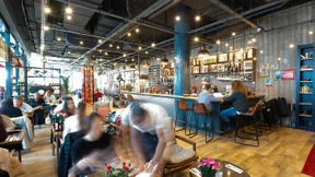 Schlange stehen für Hummus