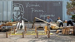 Ein Tisch, der auch zur Bühne werden kann