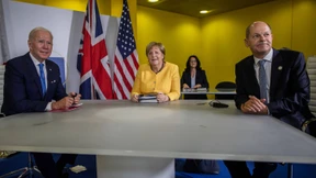 Merkel  „sehr beunruhigt“ über Irans Atomprogramm