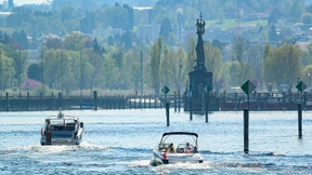 Die Grenze umschifft