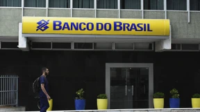 Frau bringt toten Mann für einen Kredit zur Bank