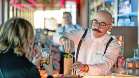 Cocktails mit Ausblick und Digitalkunst