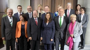 Mit rot-grüner Schleife