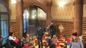 Bunte Kerzen und Plätzchen