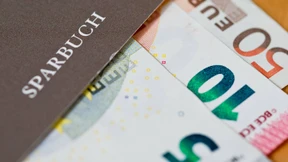 Tochter verklagt Vater, der ihr Sparbuch räumte